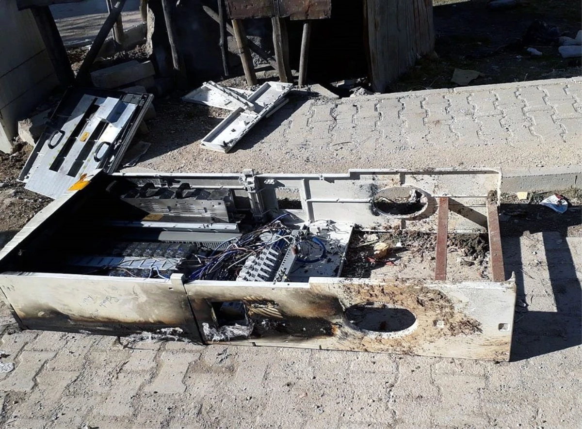 Mardin\'de kaçak elektriği önleyen panoları kırıp yaktılar