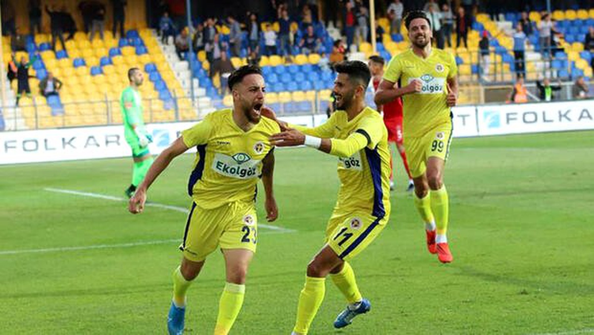 Menemenspor - Ümraniyespor maçında kural hatası!