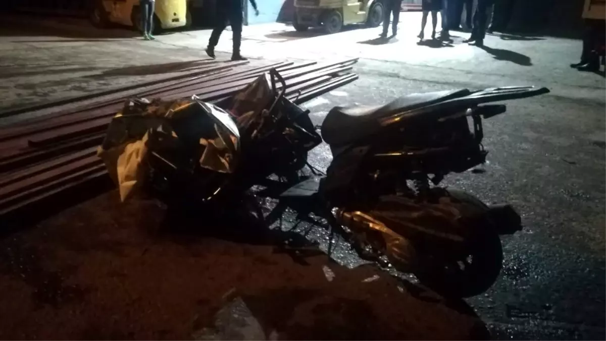 Motosikletin üzerine demir profiller düştü: 1 ölü, 1 yaralı