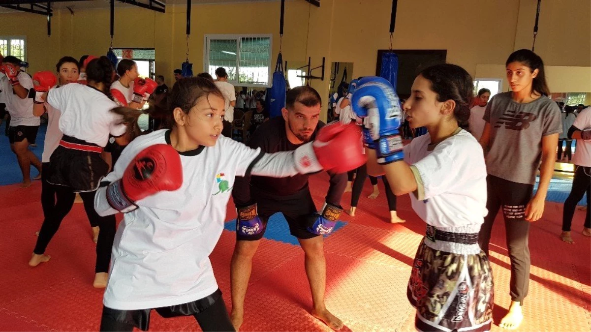 Muay Thai\'nin dünya yıldızı, genç sporcularla idman yaptı