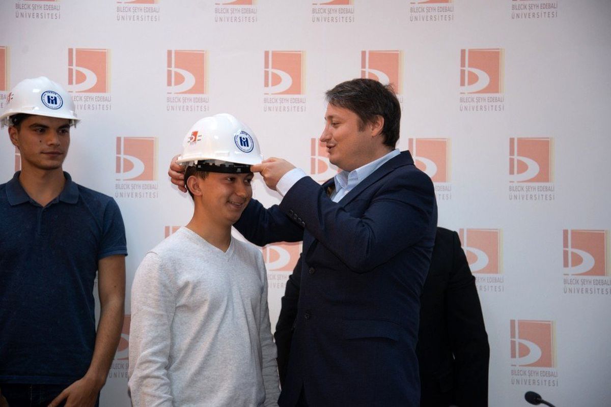 Mühendis adayları ilk kez baret taktı