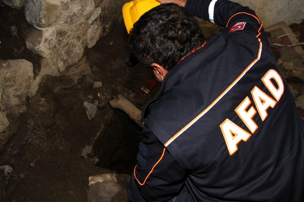 Narkotik ekipleri operasyon için girdiği evde 15 metre derinliğindeki kuyuyla karşılaştı