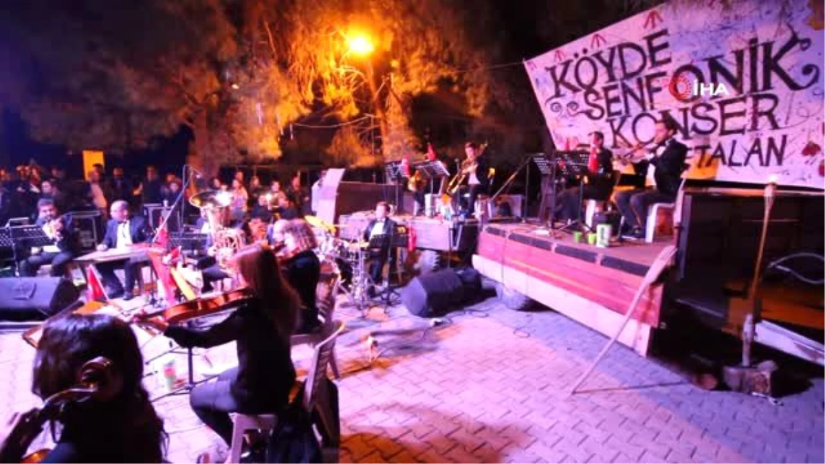 Odun ateşinde, traktör kasasında senfonik konser