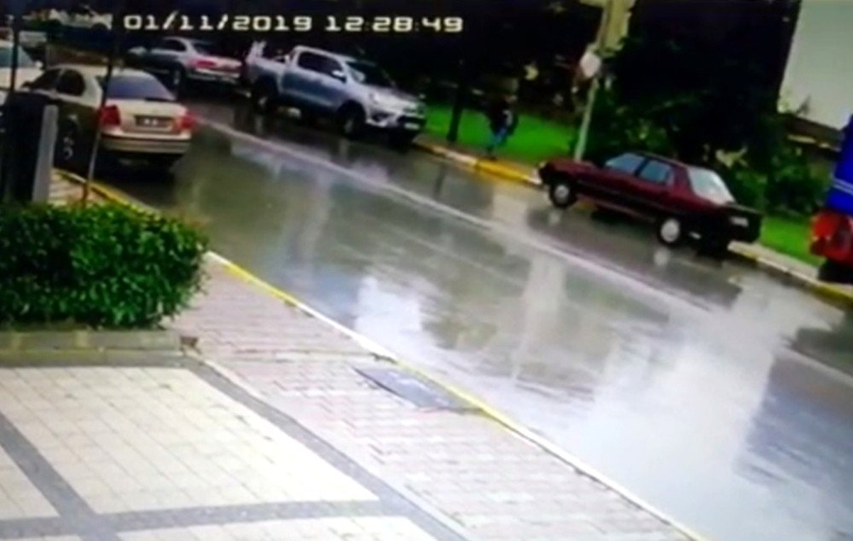 (Özel) Tuzla\'da kapkaççının para dolu çantayı çaldığı anlar kamerada