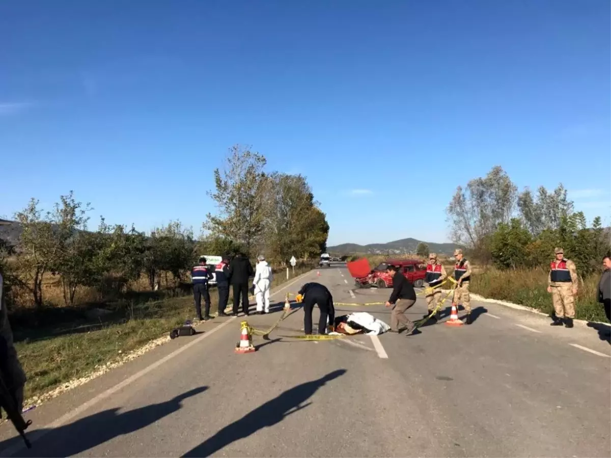 Servis aracıyla otomobil çarpıştı: 1 Ölü, 9 Yaralı