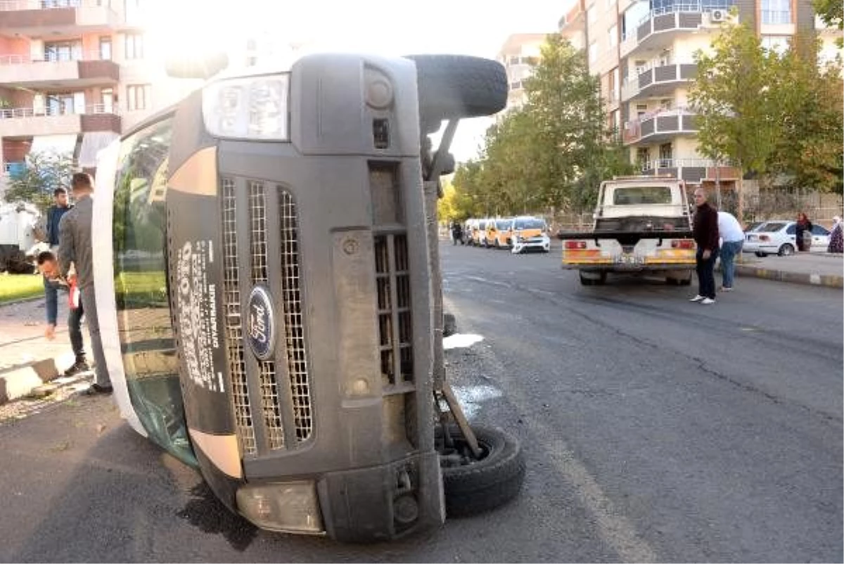 Servis minibüsü ile taksi çarpıştı: 5 işçi yaralı