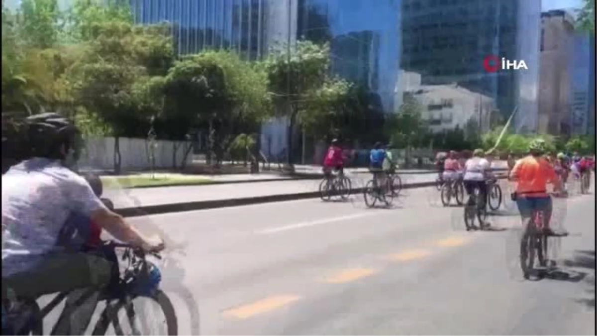 Şili\'de bisikletliler devlet başkanının evine giden yolu kapattı