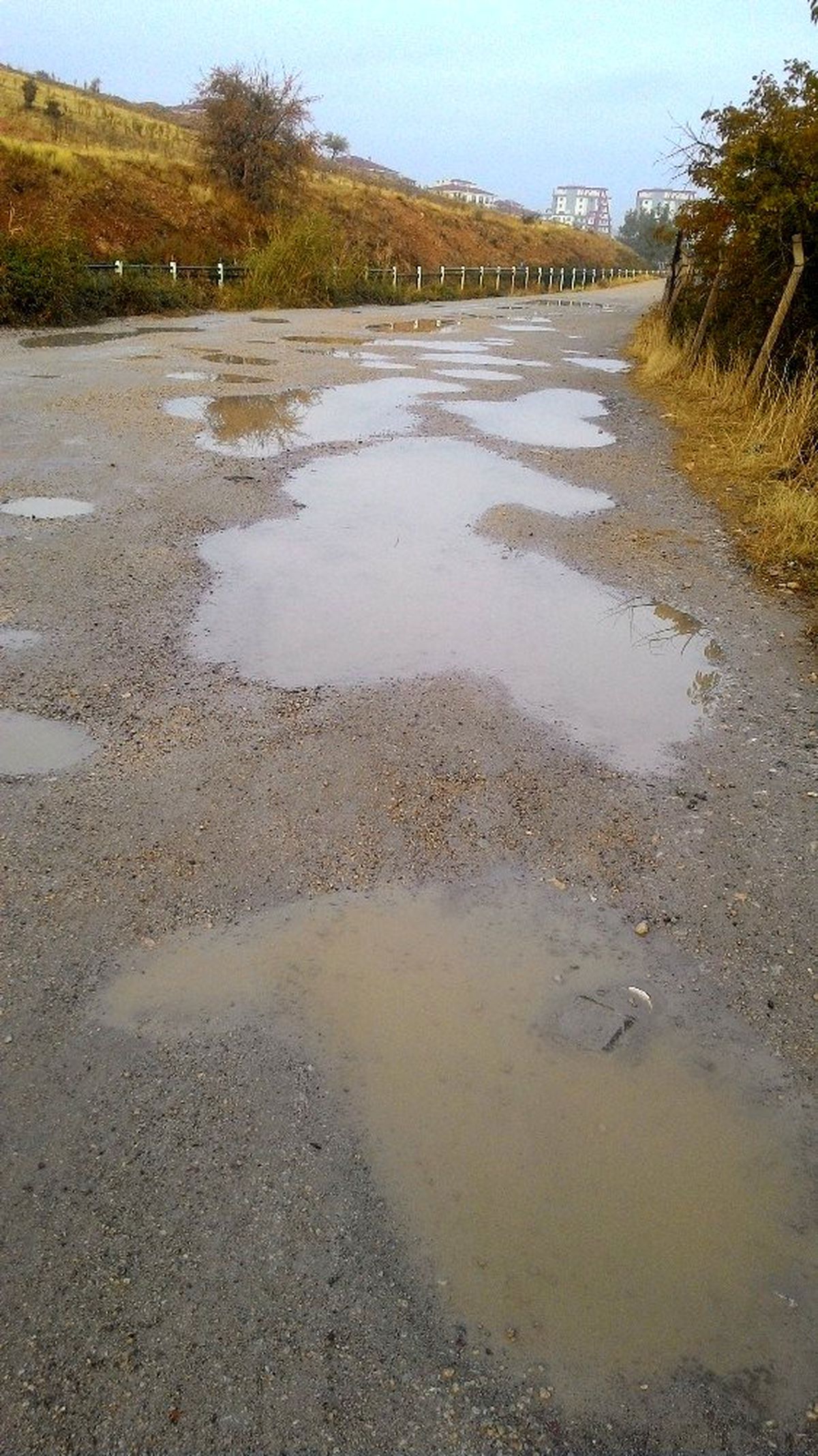 Stabilize yol köstebek yuvasına döndü