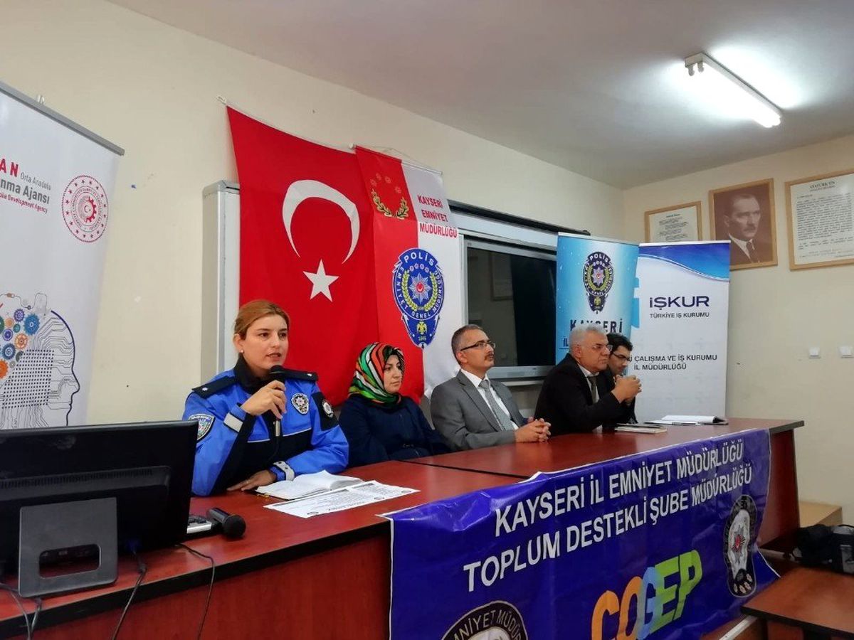 TDP tarafından hazırlanan \'Geleceğe Atılan İmzalar\' projesi ile 400 meslek lisesi öğrencisine...