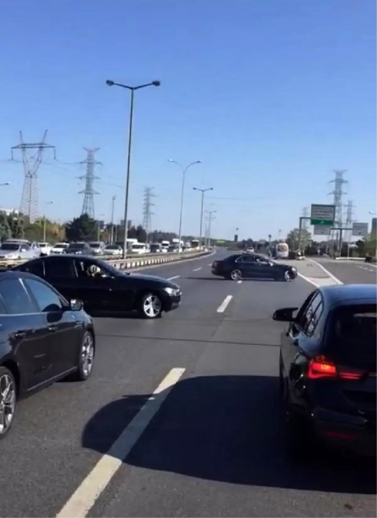 TEM Otoyolu\'nu trafiğe kapatıp drift yapan magandalar kamerada