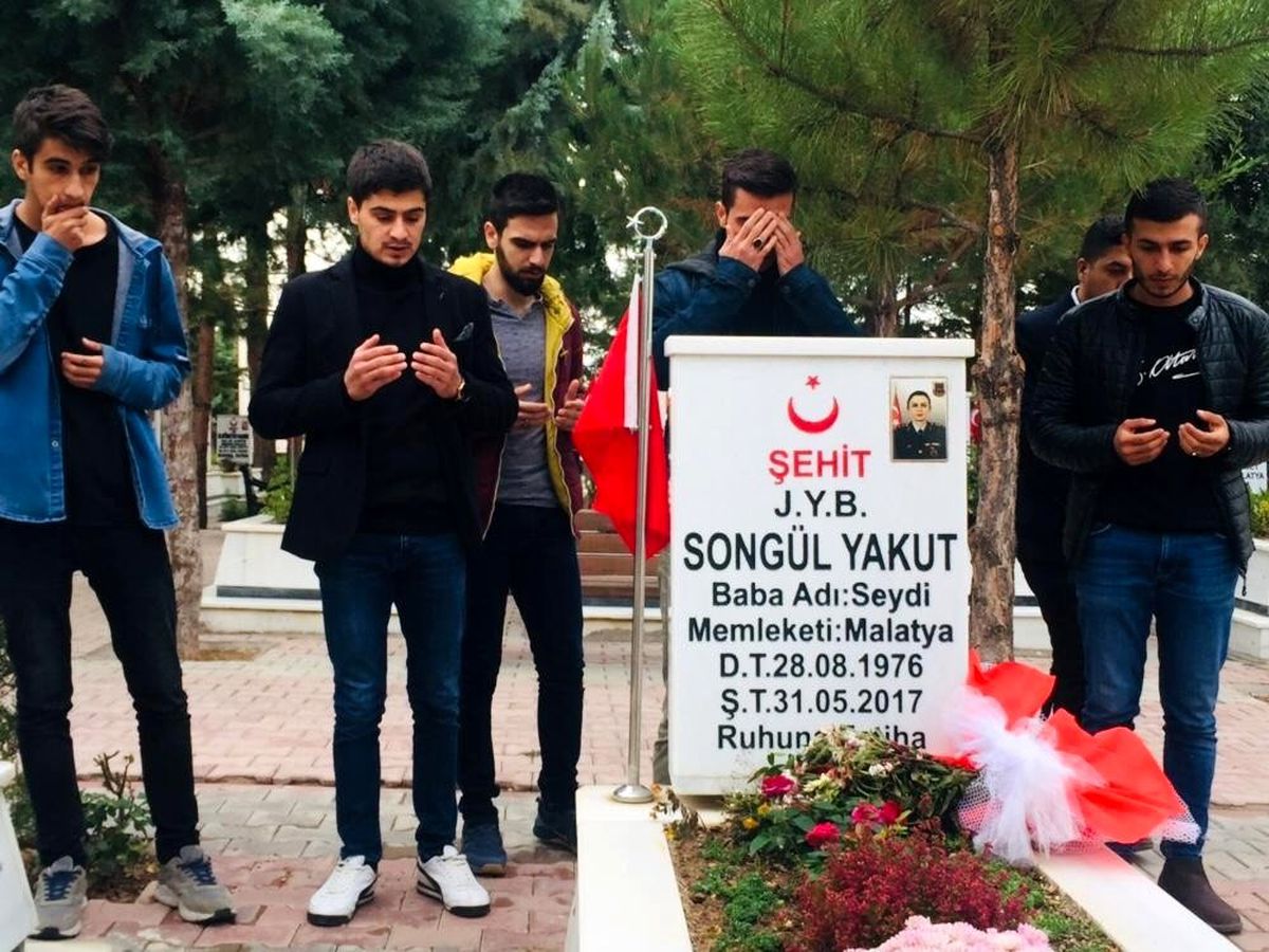 Üniversiteli ülkücülerden şehitlik ziyareti