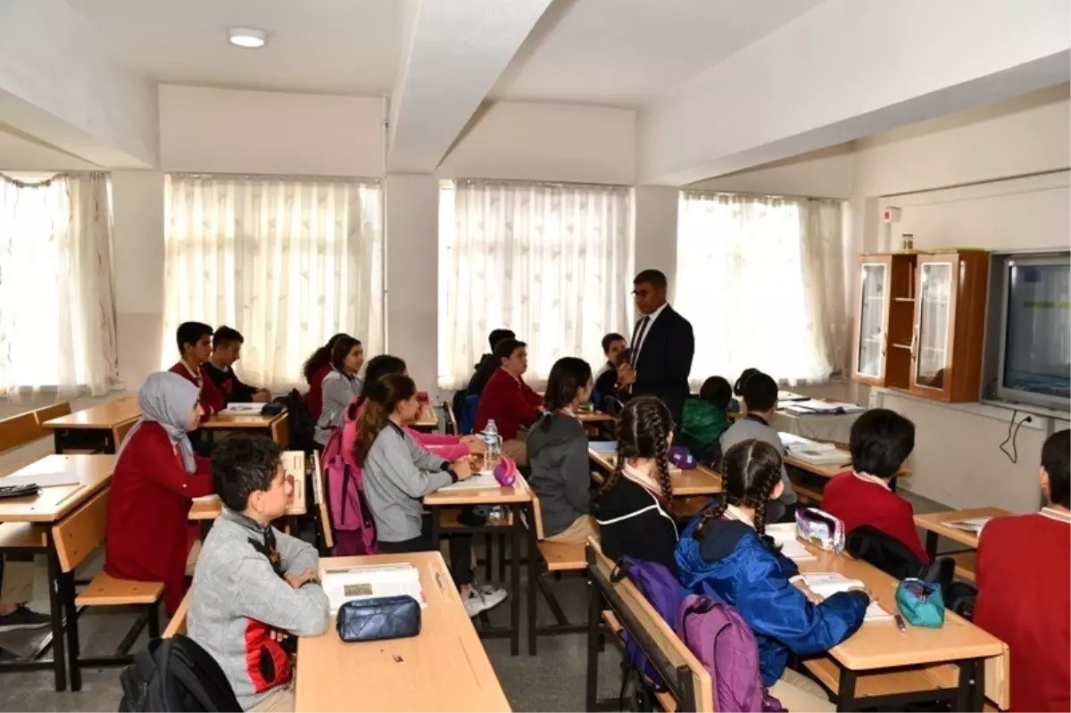 Vali Gürel okulları ziyaret ederek öğrencilerle bir araya geldi