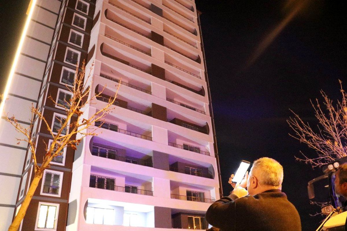 13. katta onu gören telefona sarıldı