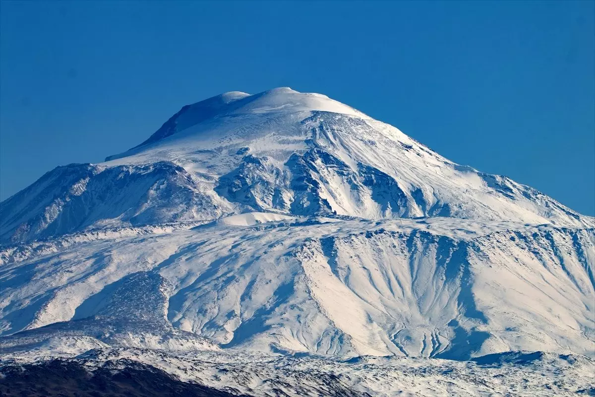 Ağrı Dağı beyaz gelinliğiyle büyülüyor