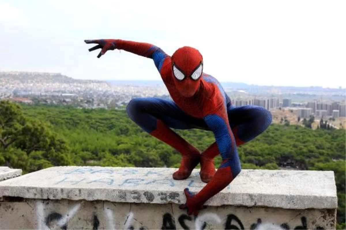 Antalyalı \'Spiderman\', ekmeğini kostümünden kazanıyor