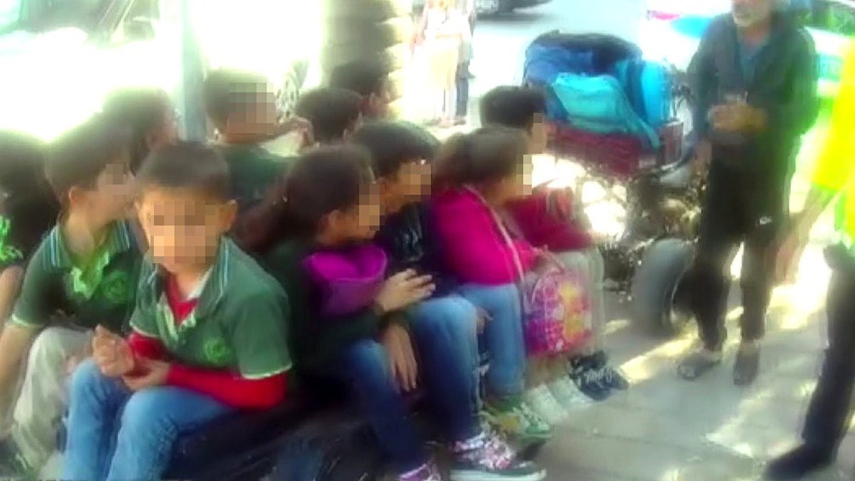 Atv öğrenci servisi trafik polisine takıldı