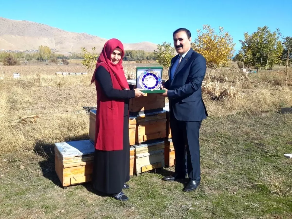 Başkan Süer\'den Türkiye birincisi kadın çiftçiye plaket