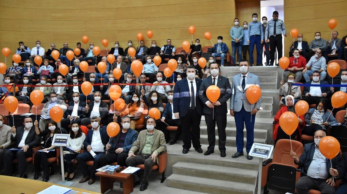 Belediye başkanı ve meclis üyeleri toplantıya maskeyle katıldı
