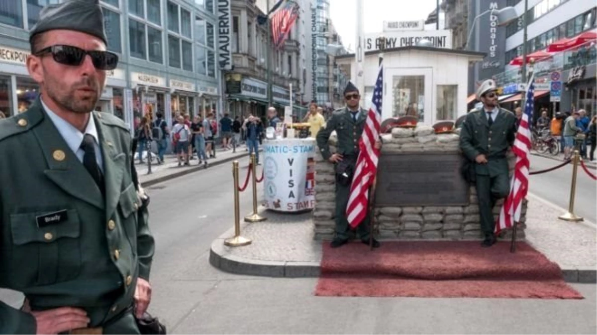 Berlin Duvarı\'nın yıkılışının 30. yılı: Checkpoint Charlie\'de \'ABD askerleri\' gibi giyinen...