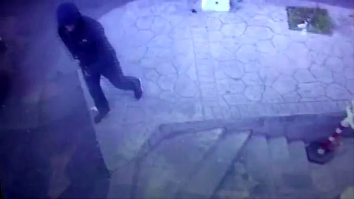 Beyoğlu\'nda Amerikalı kadının çantasını çalan kapkaççı kamerada