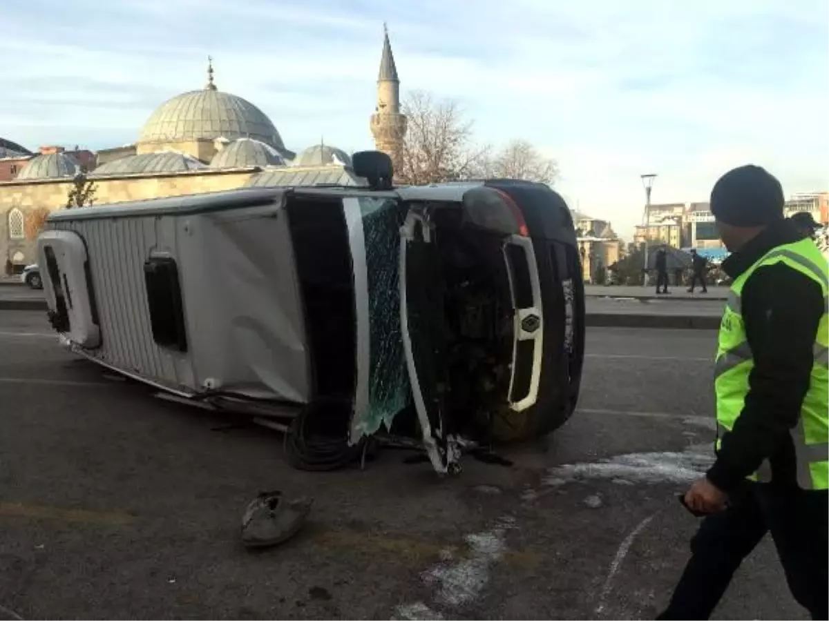 Cezaevi servis aracı ile minibüs çarpıştı: 6 yaralı