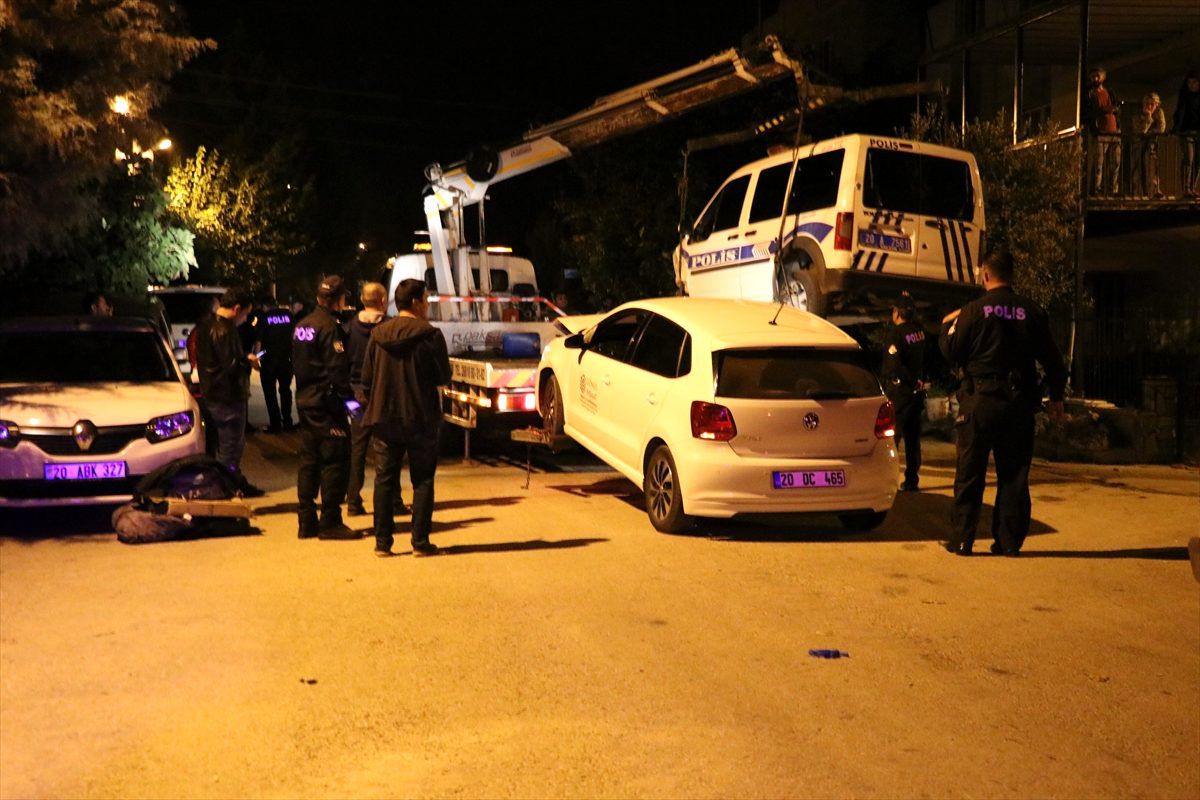 Denizli\'de şüphelinin aracıyla çarptığı ekip otosundaki 2 polis yaralandı