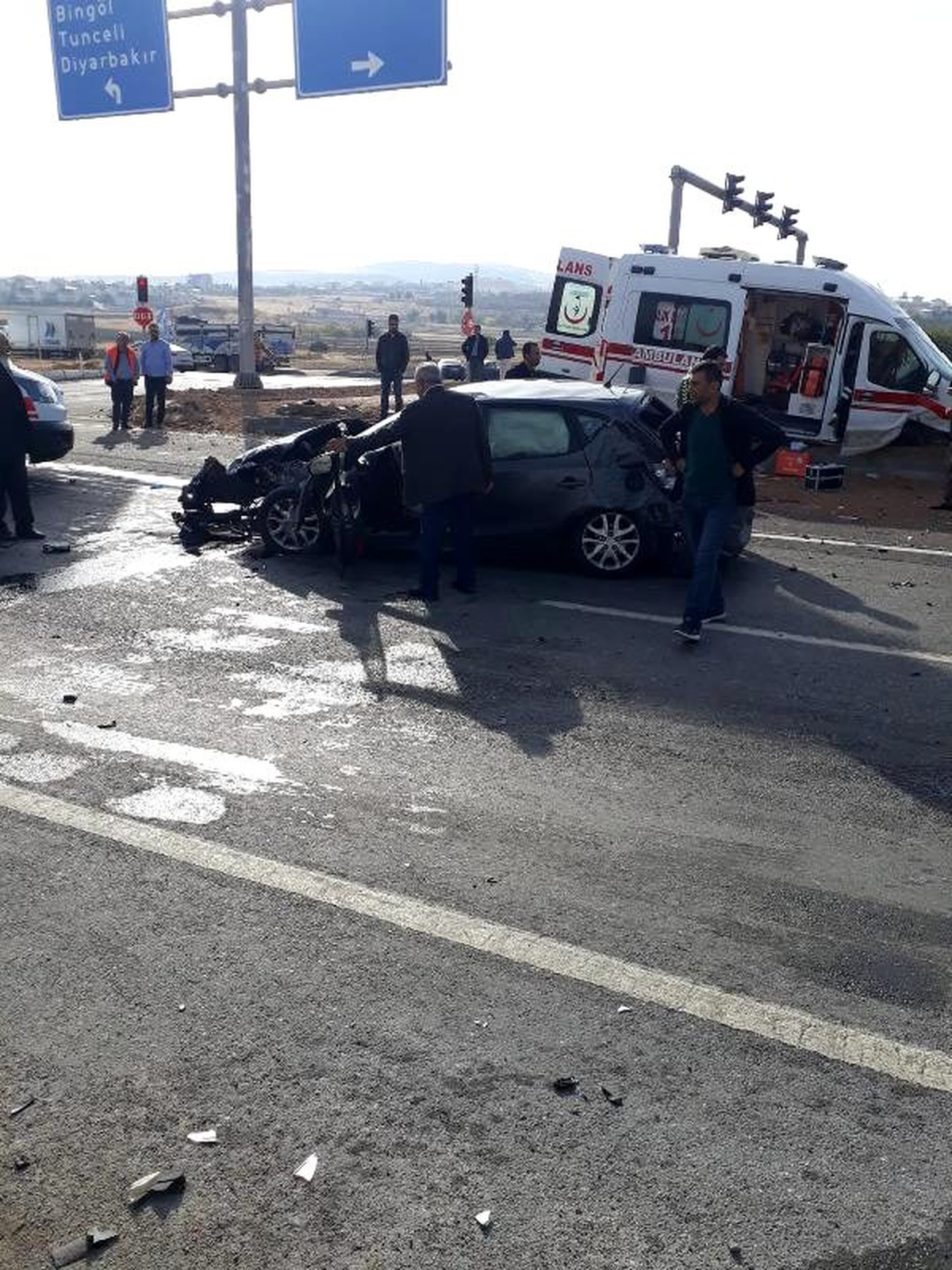 Elazığ\'da otomobil ile ambulans çarpıştı: 7 yaralı