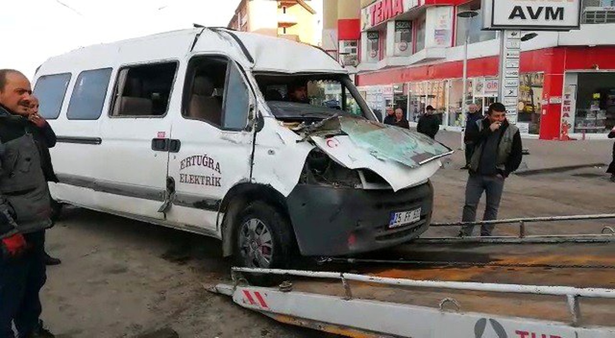 Erzurum servis minibüsü kaza yaptı: 5 yaralı