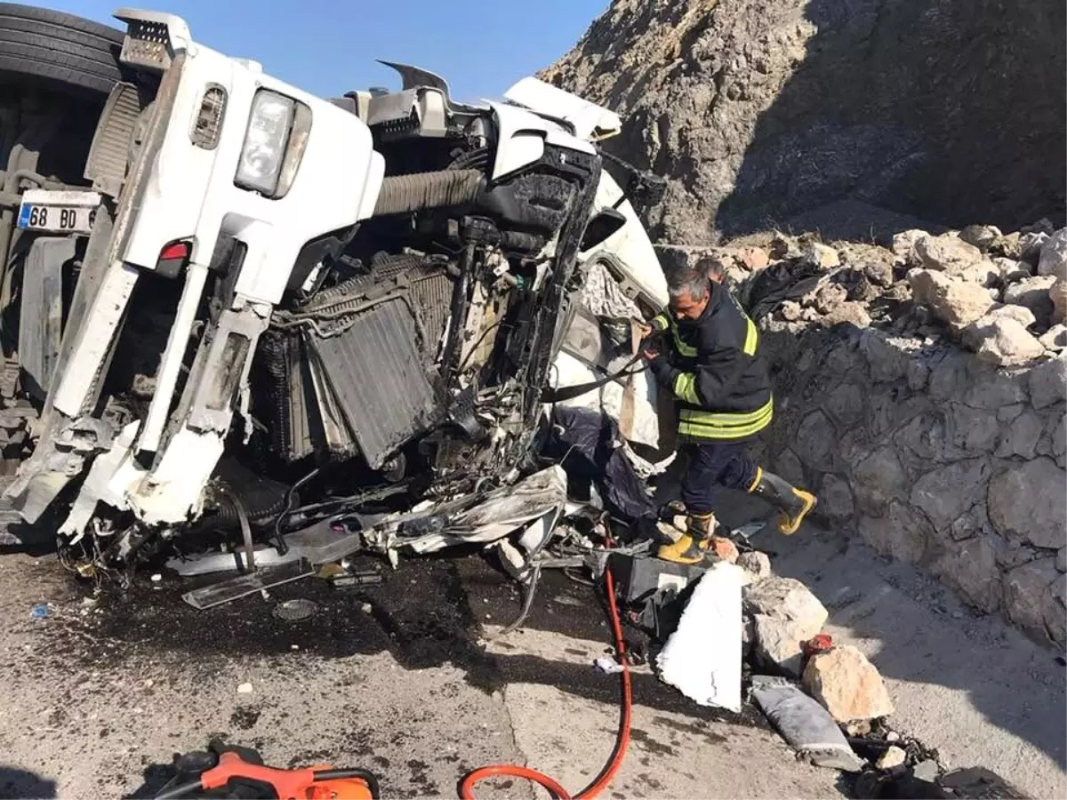 Freni boşalan tır taklalar atarak durabildi: 1 ölü