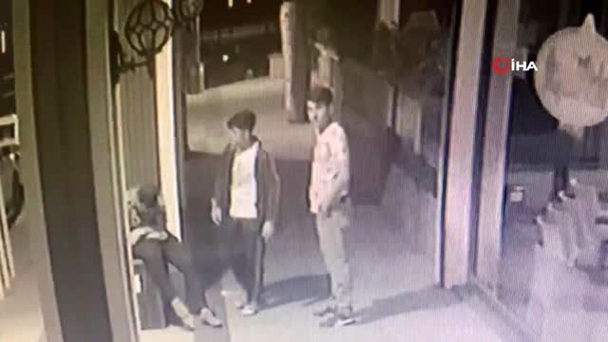 Hırsızın pes dedirten rahatlığı kamerada...Hem çaldı, hem zorla uzaklaştırıldı