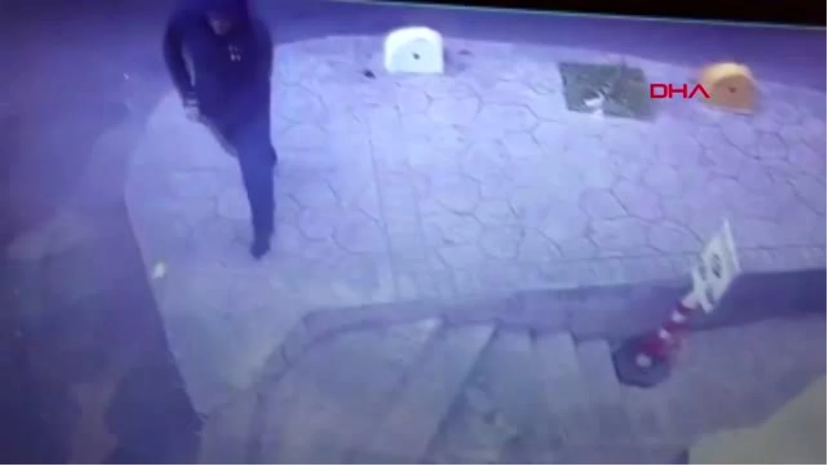 İstanbul-beyoğlu\'nda amerikalı kadının çantasını çalan kapkaççı kamerada