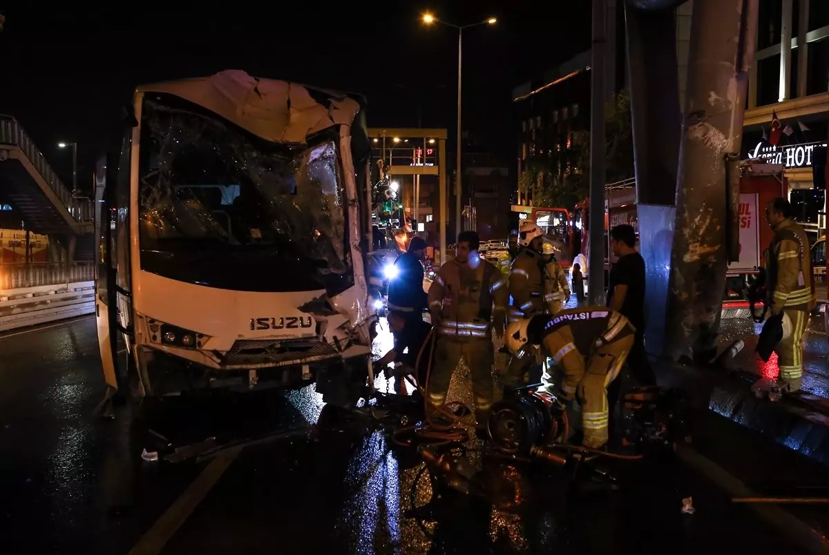 İstanbul\'da kaza yapan polis aracındaki 2 memur yaralandı