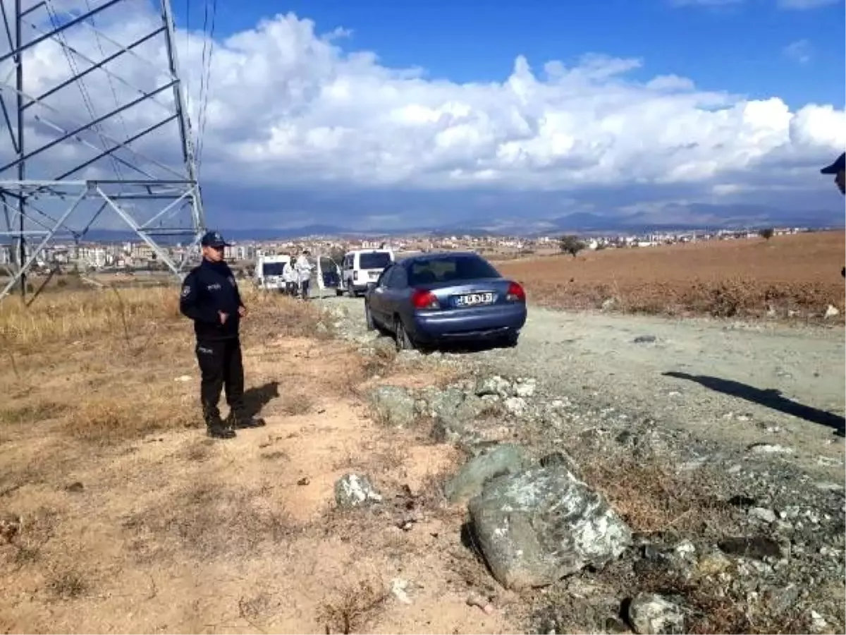 Kadın arkadaşını öldürüp, yanındaki erkeği yaraladı