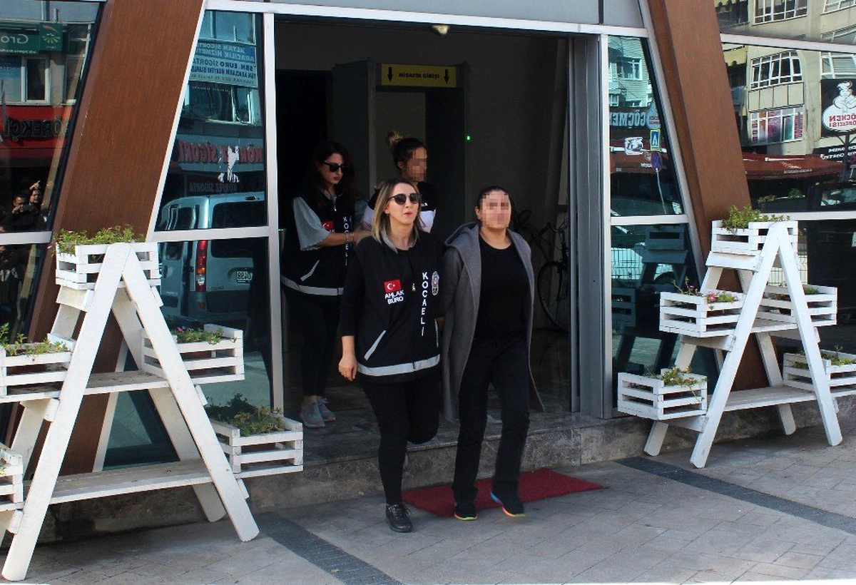 Kocaeli\'de masaj salonuna fuhuş operasyonu: 2 gözaltı