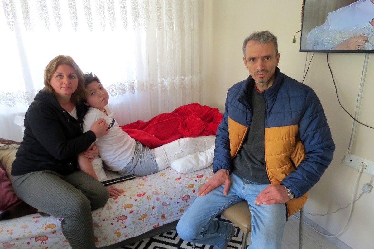 Köpeklerden kaçarken bacağını kırdı