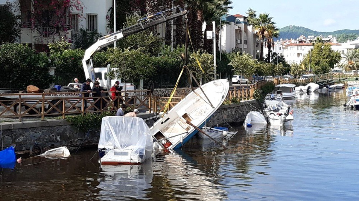 Marmaris\'te sağnak yağışın neden olduğu yaralar sarılıyor