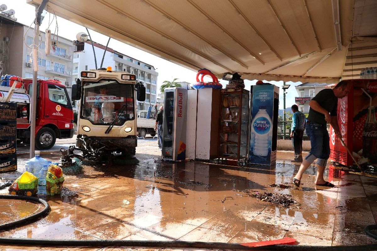Marmaris\'te selin izleri siliyor