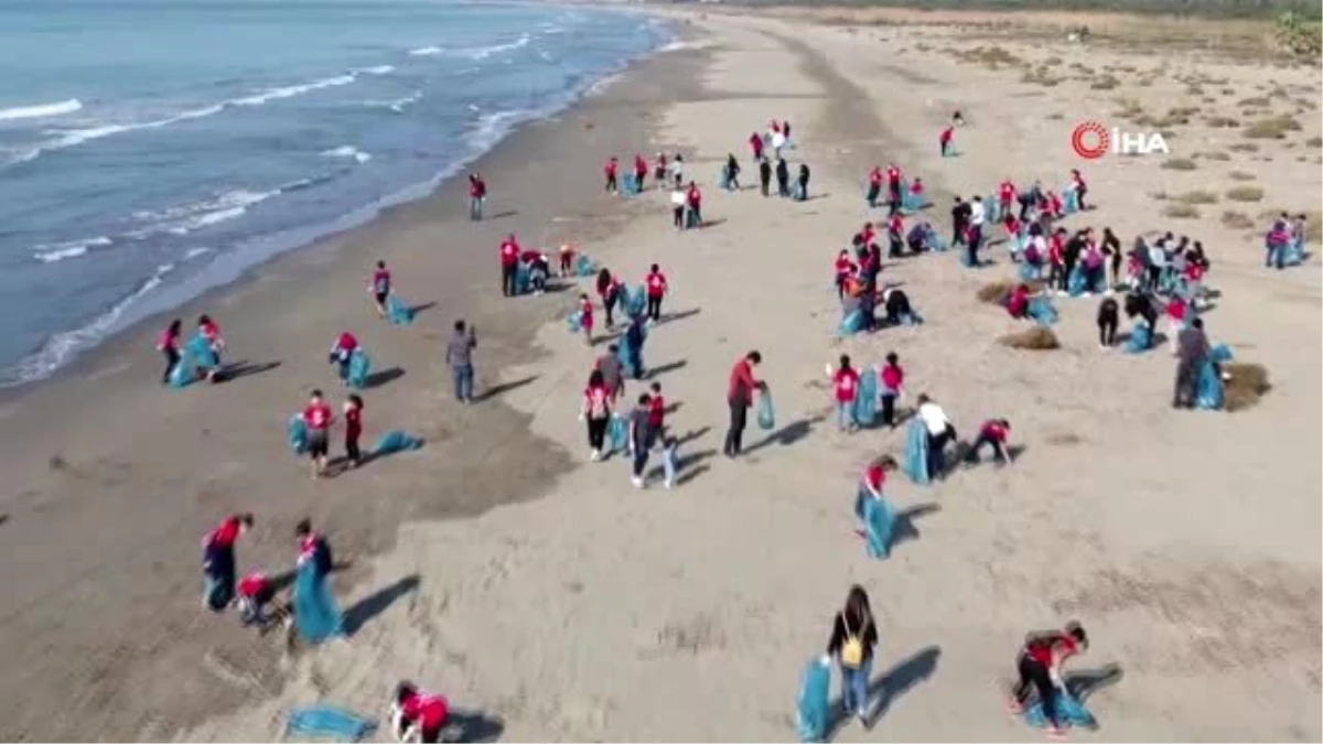 Mersin\'de öğrenciler sahil temizliği yaptı