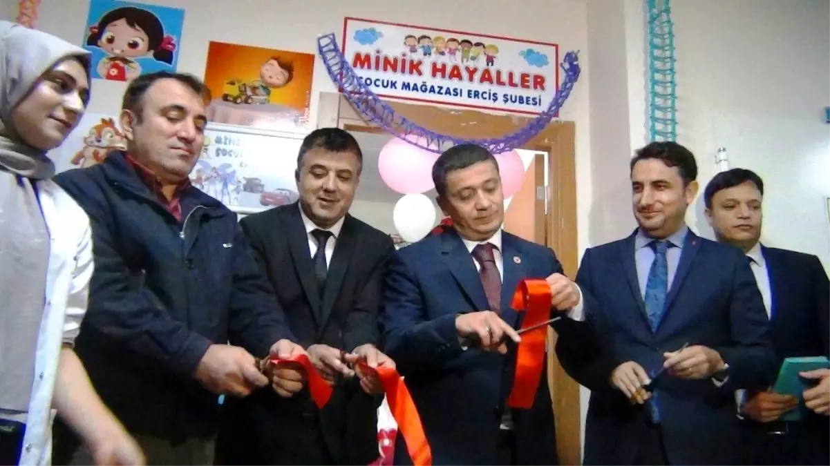 \'Minik Hayaller Çocuk Mağazası\'nın ilk şubesi Erciş\'te açıldı