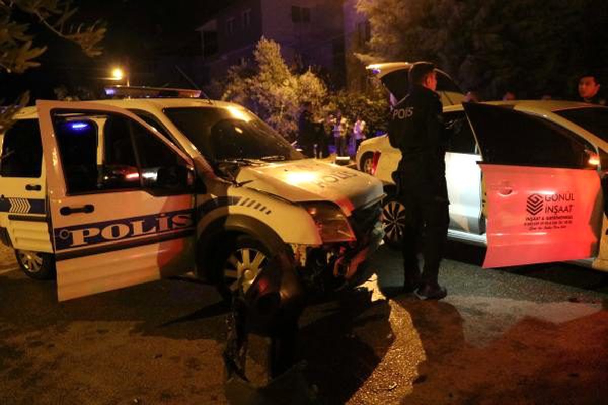 Otomobil, polis aracına çarptı: 2 polis yaralı