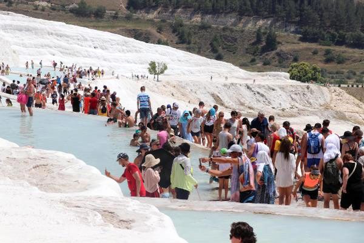 Pamukkale\'de \'ara tatil\' yoğunluğu