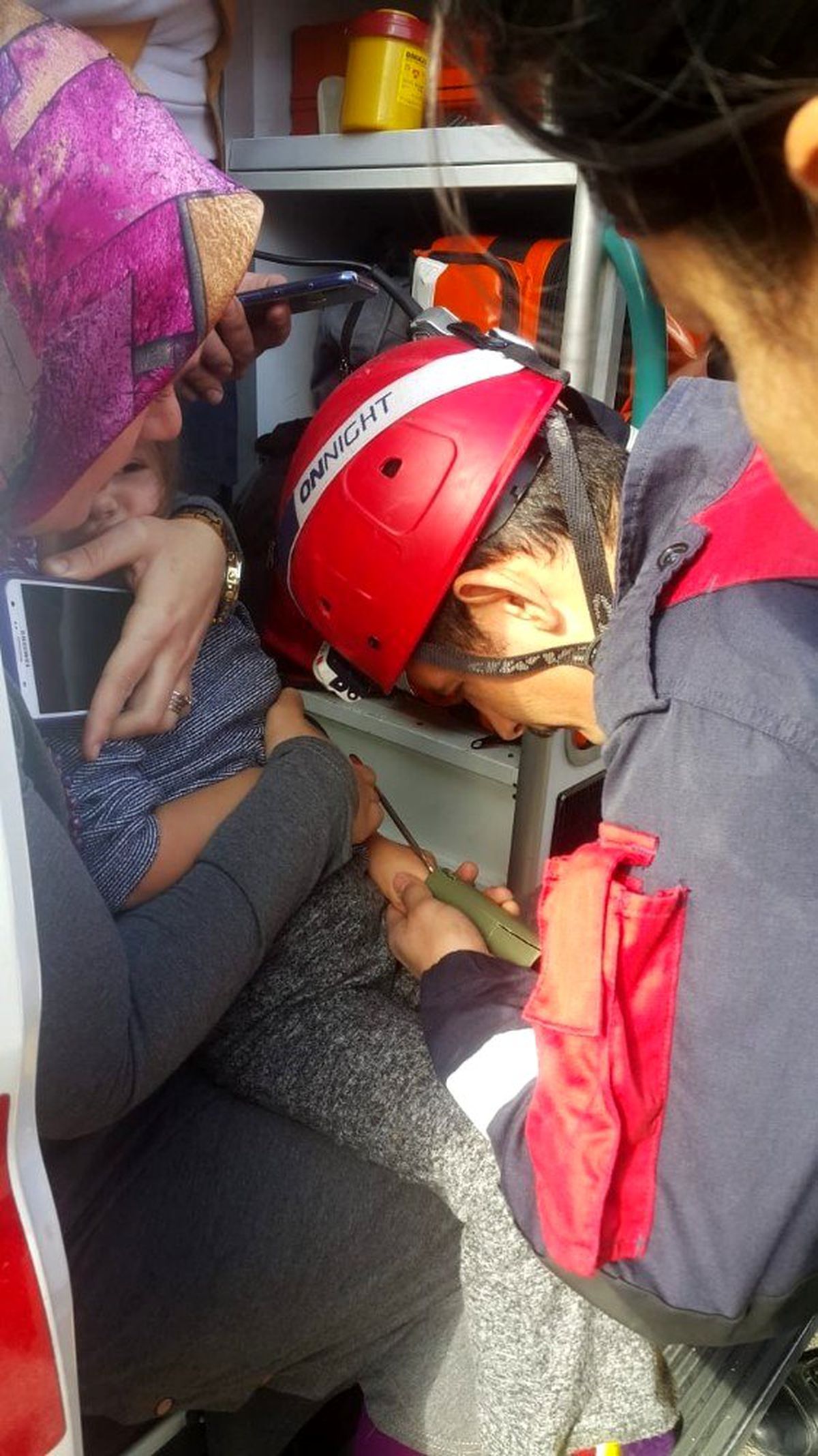 Parmağını makarona sıkıştıran çocuğun imdadına itfaiye yetişti