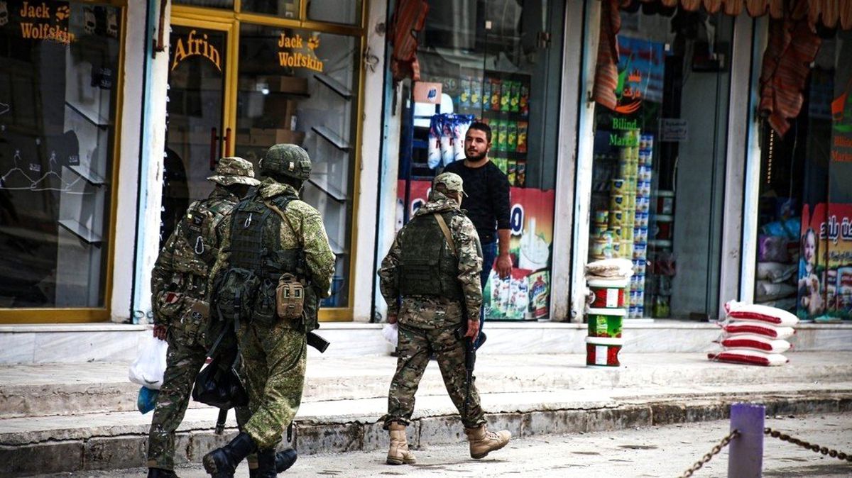 Rus askeri Suriye\'de halkın içinde