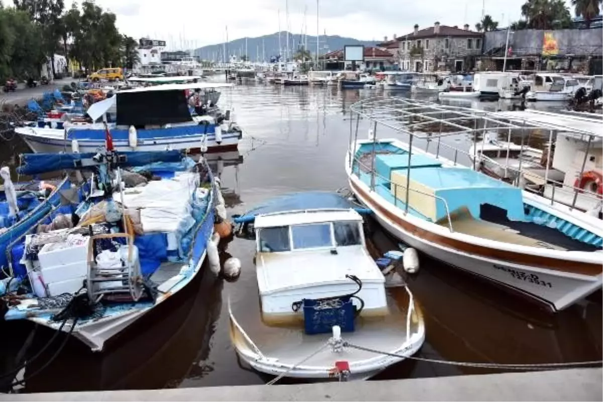 Sağanak yağış Marmaris\'te hayatı felç etti (2)