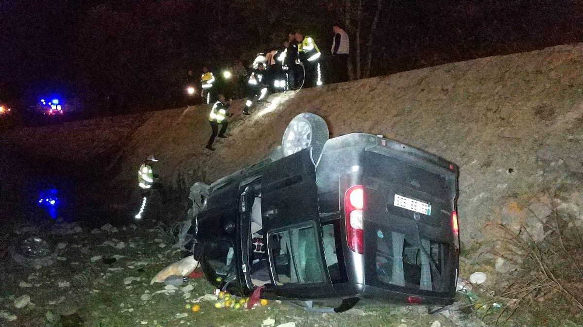 Samsun\'da sürücüsü rahatsızlanan kamyonet uçurumdan yuvarlandı: 2 yaralı