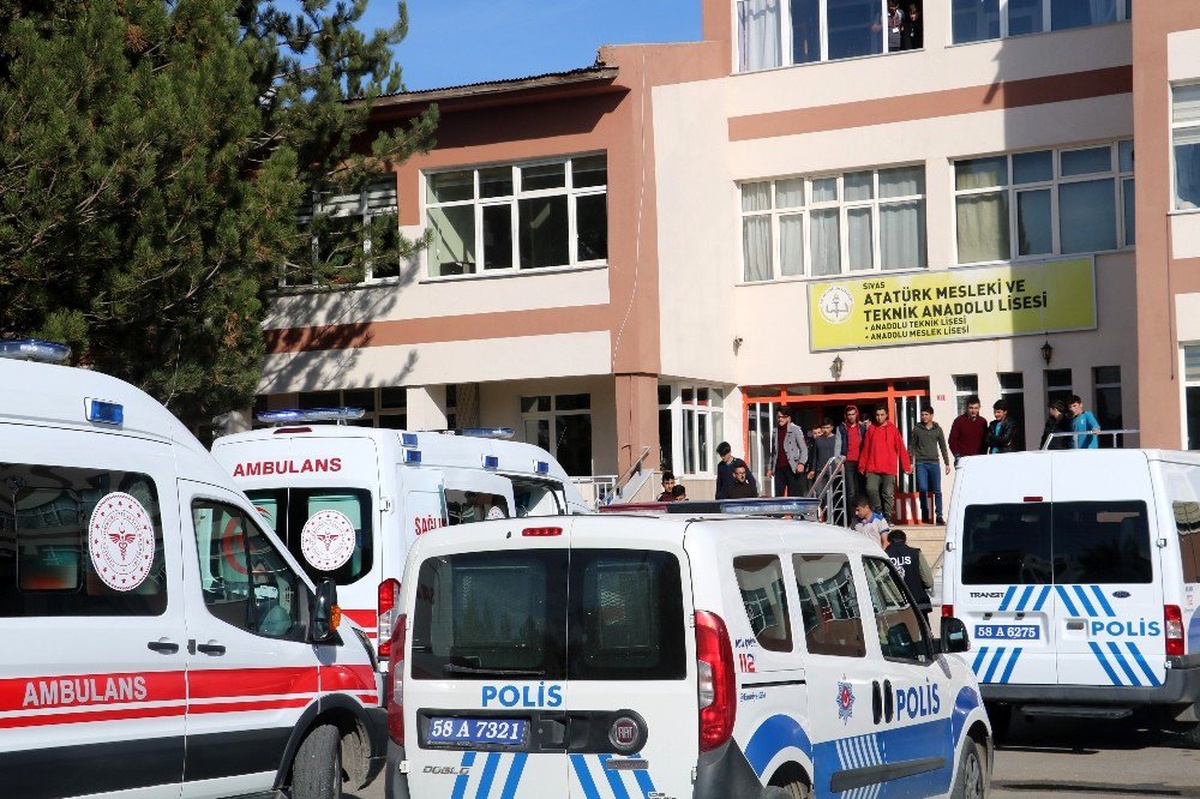 Sivas\'ta 5 öğrenci zehirlenme şüphesiyle hastaneye kaldırıldı