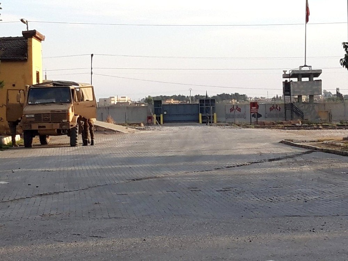 Tel Abyad\'ın Türkiye sınırındaki patlayıcılar imha ediliyor