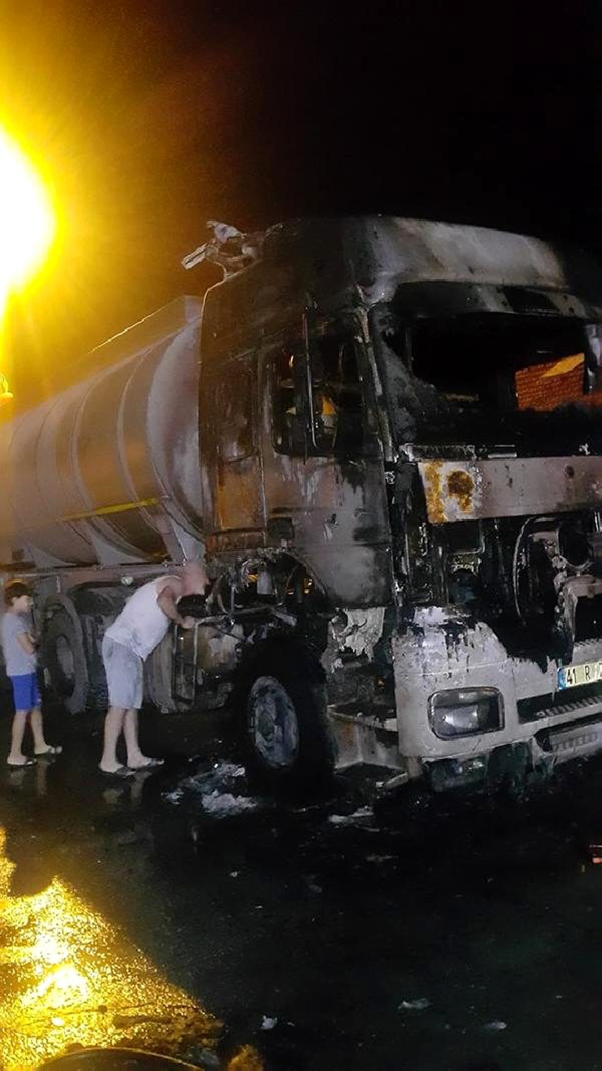 TIR\'ı yanan sürücü ve yakınları itfaiye erine saldırdı