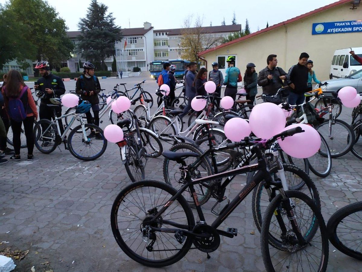 Trakya Üniversitesi öğrencileri, meme kanserine farkındalık için pedal çevirdi