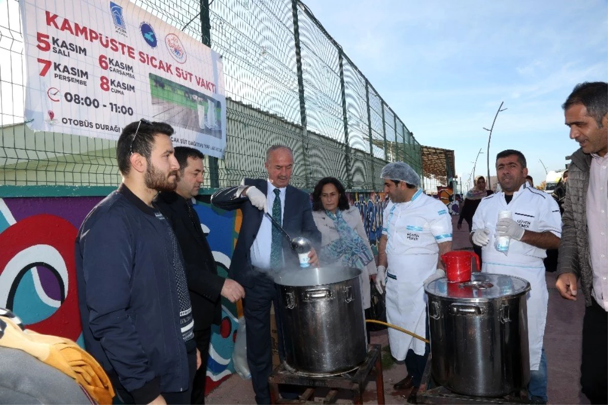 Tuşba Belediyesinden öğrencilere sınav öncesi sıcak süt ikramı